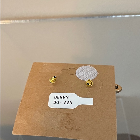 Elegant Green Crystal Earrings - Picture 3 of 3